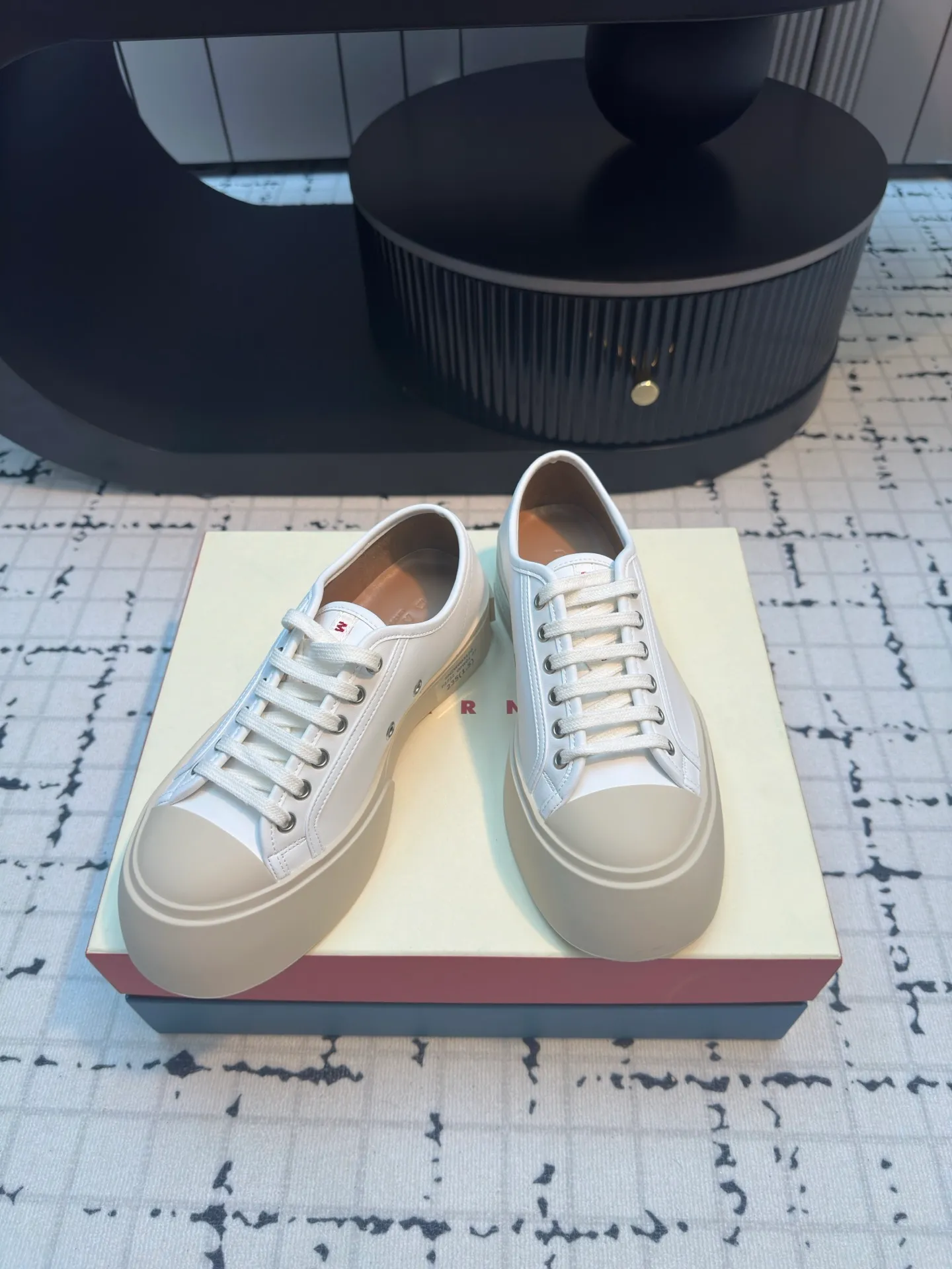 👟👟Ex-factory price 480👟👟 Large lace-up shoes, the cutest baby shoes in history. This year’s new colors are really beautiful, very fresh, and not bulky at all! A brand from an independent Italian designer, it has now become a famous brand in the international fashion industry. Since its establishment in 1994, the brand has expanded from women's clothing to men's clothing, bags, jewelry and glasses, and its product content is extremely rich! Marni's designs are not only bold in color and innovative in tailoring, but also very proud of its pure Italian origins. Not only are all its finished products produced in Italy, but they are also not authorized to operate, and the brands are all controlled by family members.  Upper: imported calfskin, lining/feet: cowhide laminated to high-density elastic latex, sole: rubber outsole, 4cm thick sole to lengthen legs, code number: 35/40 (40 is custom-made, non-refundable, non-exchangeable)